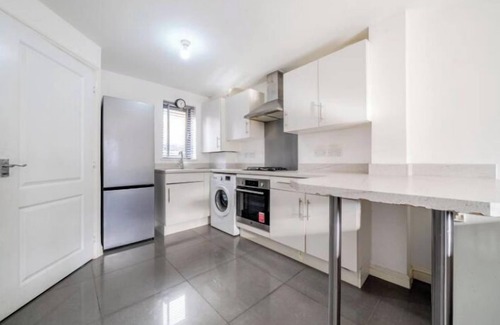 Ebbsfleet Valley House | Lakeview House - Sleeps 6, Garden & Free Parking