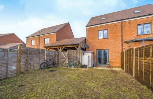 Ebbsfleet Valley House | Lakeview House - Sleeps 6, Garden & Free Parking