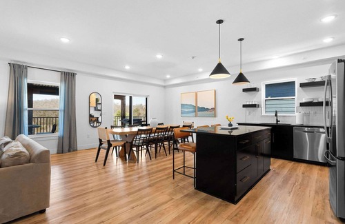 Hollister Cabin | Lakeview! Indoor Pool! Pool Table!
