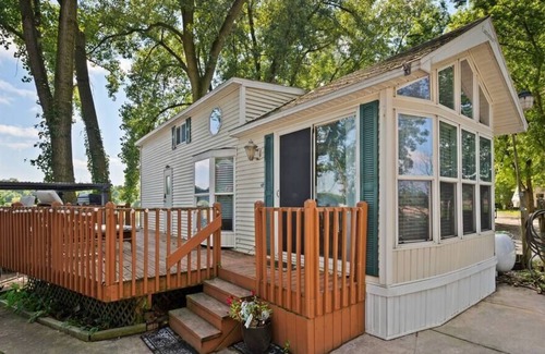 Portage House | Lakeview Lakehouse -Waterfront with GREAT view