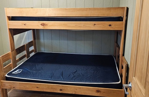 Twin Lake Cabin | Lakeview Lodge-Near Lake Michigan, and Michigan Adventures-Pet Friendly-