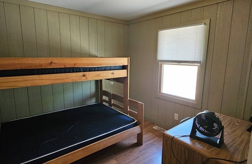 Twin Lake Cabin | Lakeview Lodge-Near Lake Michigan, and Michigan Adventures-Pet Friendly-