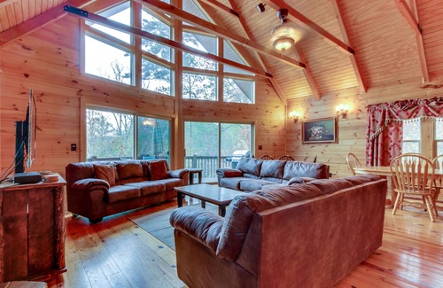 Talking Rock Cabin | Lakeview lodge with two decks, pool table, & shared swimming pools