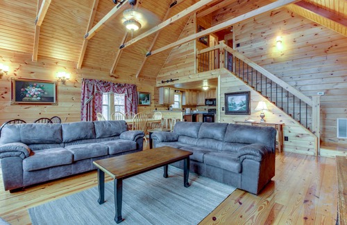 Talking Rock Cabin | Lakeview lodge with two decks, pool table, & shared swimming pools
