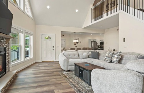 Lake Harmony Estates Villa | Lakeview Luxe & Leisure- New,9 BR villa, Sleep 30