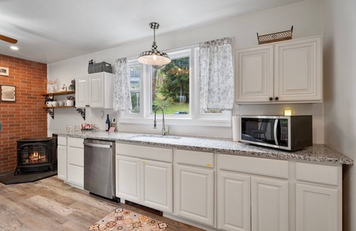 Union Springs House | Lakeview on Cayuga Wine Trail Fenced Yard 2 King Beds Sunset Views