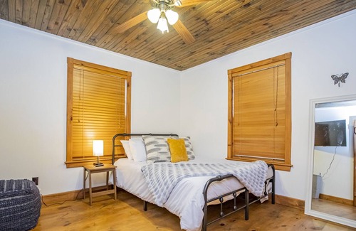Springdale Cabin | LakeView on Raymond
