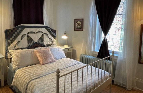 Parkdale House | Lakeview Pied-a Terre in the heart of Toronto