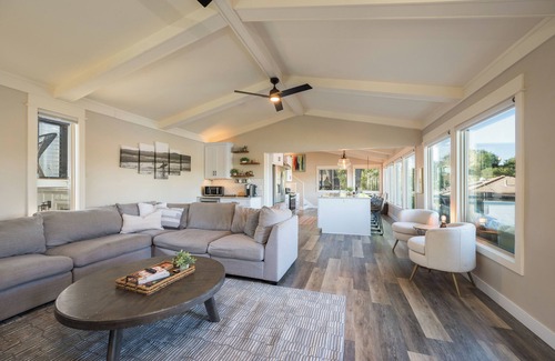 Atascadero House | LakeView - Pool - Hot Tub - Game Room - Walk to Park/Zoo - putt putt golf