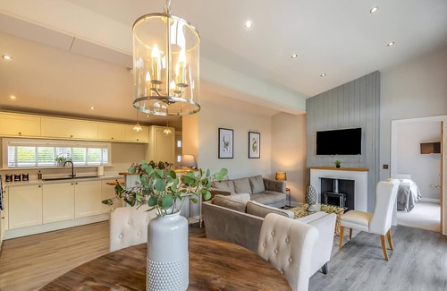 Woodhall Spa Ski Chalet | Lakeview Premier Pet Friendly