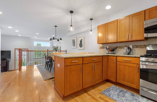 North Queen Anne House | LakeView Queen Anne 3BR Townhome w Portable AC