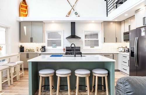 Brooklyn House | ‼️Lakeview Retreat‼️ | 6BR w/Hot Tub Bliss