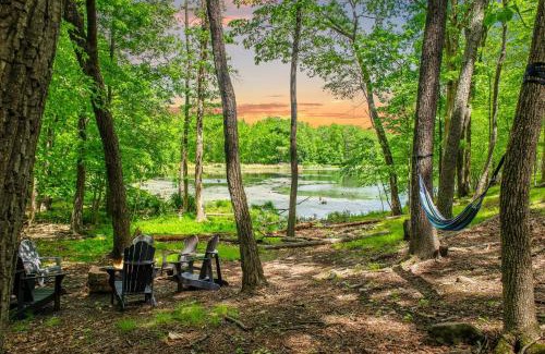 East Stroudsburg House | Lakeview Retreat w Kayaks Game Room Firepits Gated Community w Lake Beach Access