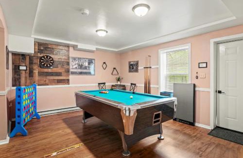 East Stroudsburg House | Lakeview Retreat w Kayaks Game Room Firepits Gated Community w Lake Beach Access