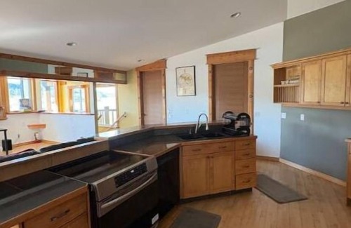 North Glenmore House | Lakeview Retreat | Wildlife & Serenity