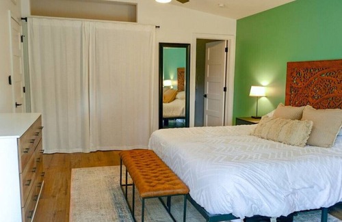 Orient Park House | Lakeview Retreat with Private Pool-Perfect Getaway