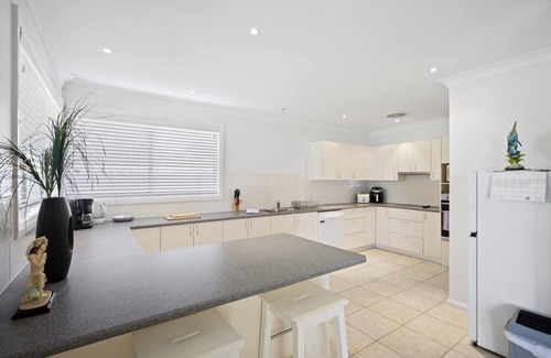 Budgewoi House | Lakeview Tranquility