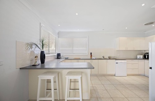 Budgewoi House | Lakeview Tranquility