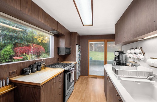 Rainier Valley House | Lakeview Tranquility Hot Tub Retreat Coffee Bar - Dog Friendly