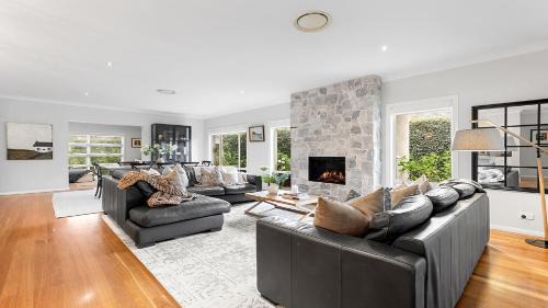 Pokolbin House | Lakeview Villa - The Vintage Holiday Houses
