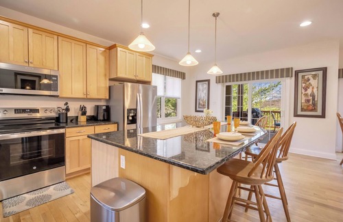 Lake Harmony Estates House | Lakeview, Walk to Slopes, Hot Tub, Gas Firepit Pool Table, Air Hockey, Pinball
