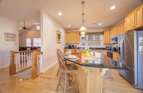 Lake Harmony Estates House | Lakeview, Walk to Slopes, Hot Tub, Gas Firepit Pool Table, Air Hockey, Pinball
