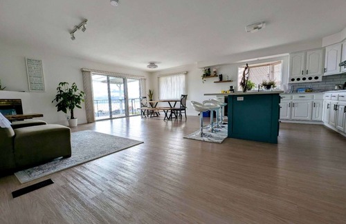 Central Okanagan House | Lakeview - Winery Mountainview Beach Hiking trail