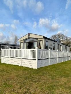 Allerthorpe Ski Chalet | Lakeview Winter Lodge with Hot Tub