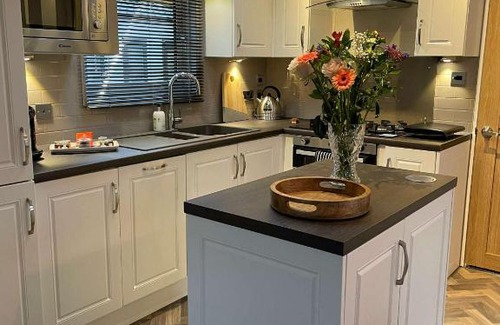 Allerthorpe Ski Chalet | Lakeview Winter Lodge with Hot Tub