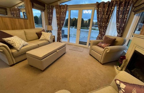 Allerthorpe Ski Chalet | Lakeview Winter Lodge with Hot Tub