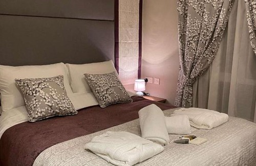 Allerthorpe Ski Chalet | Lakeview Winter Lodge with Hot Tub