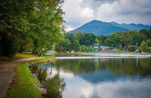 Black Mountain House | Lakey Gap Lodge by Carolina Mornings