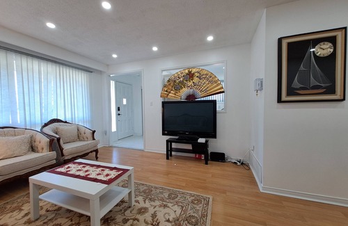 Malton House | Lala-land (5km/8min from Pearson airport; 250m to Westwood mall; 2.5km to GO)