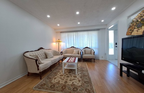 Malton House | Lala-land (5km/8min from Pearson airport; 250m to Westwood mall; 2.5km to GO)