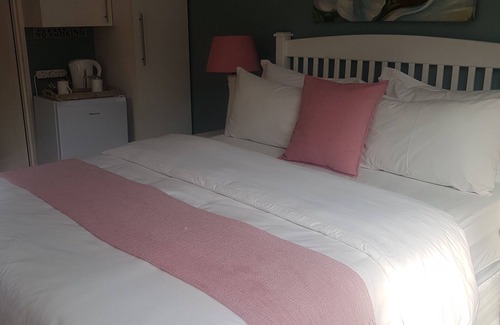 Greater Johannesburg Metropolitan Area House | Lala-Nathi Guest House & Self Catering