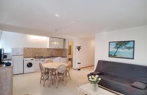 Lamalou-les-Bains Apartment | Lamalo-les-Bains: F2, terrasse, 50m des Thermes, animaux acceptés - FR-1-451-23