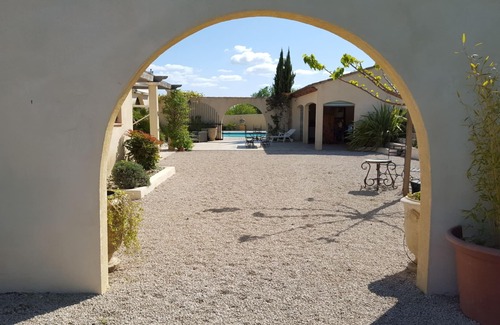 Alleins Cottage | Lamanderie in Provence; Hacienda type house between Alpilles and Luberon