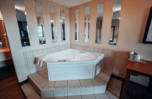 Springfield Hotel | Lamplighter Inn & Suites - North