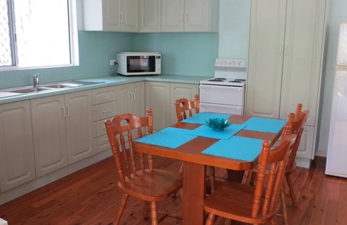 Arcadia Cottage | Lana's Cottage - Delightful, centrally located and spacious island cottage in tropical surrounds