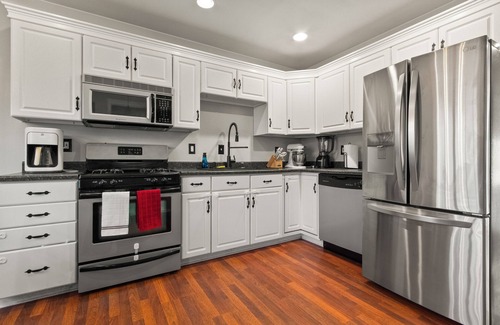 Quartz Hill House | Lancaster Delight: Modern 3BDR Family Home - Spacious Yard & Kid-Friendly