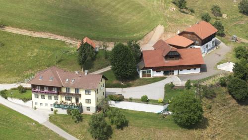 Klein Sankt Paul Bed & Breakfast | Landgasthof Hasbauer