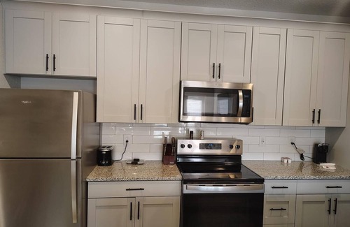 Newberry Apartment | Landing | Amazing 1BD, Gym, Pool
