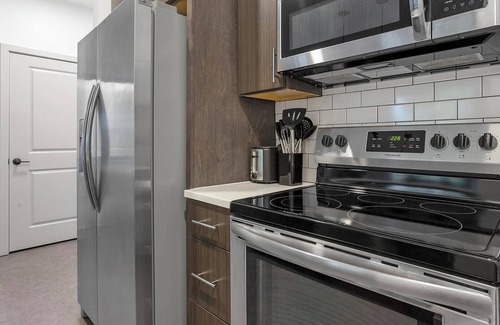 Richmond Apartment | Landing | Amazing 2BD, Pool, Clubhouse