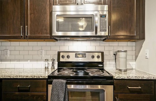 Crestline Heights Apartment | Landing at 4700 Colonnade - 2 Bedrooms in Overton