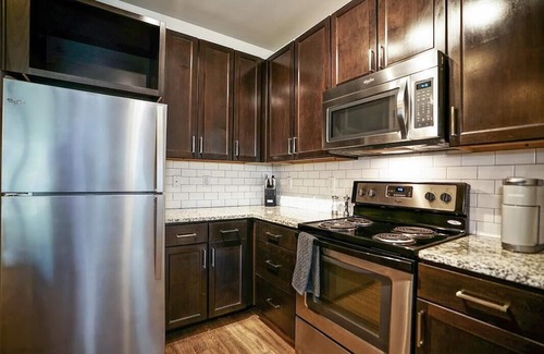 Crestline Heights Apartment | Landing at 4700 Colonnade - 2 Bedrooms in Overton