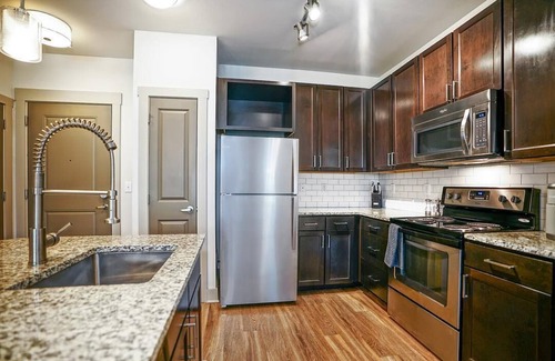 Crestline Heights Apartment | Landing at 4700 Colonnade - 2 Bedrooms in Overton