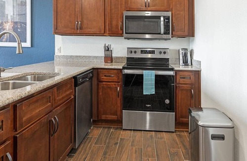 Overland Park Apartment | Landing at Carson Street Towers - 1 Bedroom in Downtown Overland Park