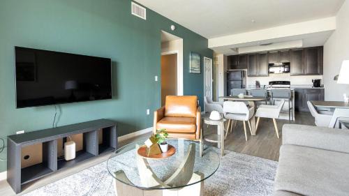 Fort Myers Apartment | Landing at Colonial Commons - Fort Myers
