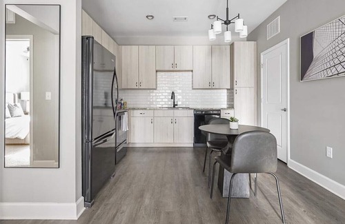 Paw Creek Apartment | Landing at Eleven240 - 1 Bedroom in Wedgewood