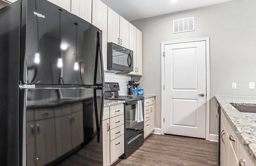 Paw Creek Apartment | Landing at Eleven240 - 1 Bedroom in Wedgewood